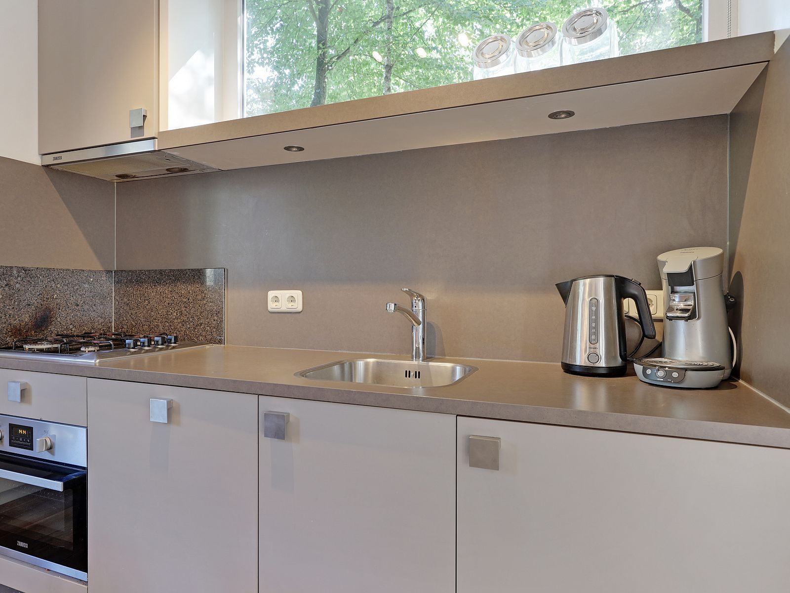 Douche in badkamer van Rabbit Hill 8-persoons bungalow 8C, Nieuw Milligen, Veluwe, met strakke, witte tegels.