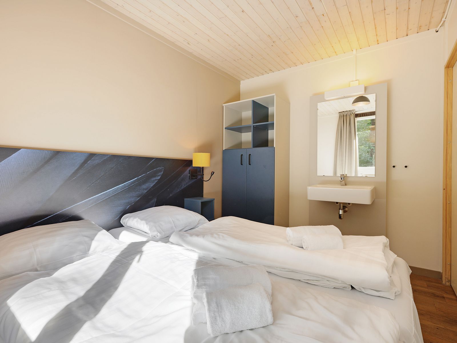 Bad in badkamer van Rabbit Hill 8-persoons bungalow 8C, Nieuw Milligen, Veluwe, met moderne kranen en handgrepen.