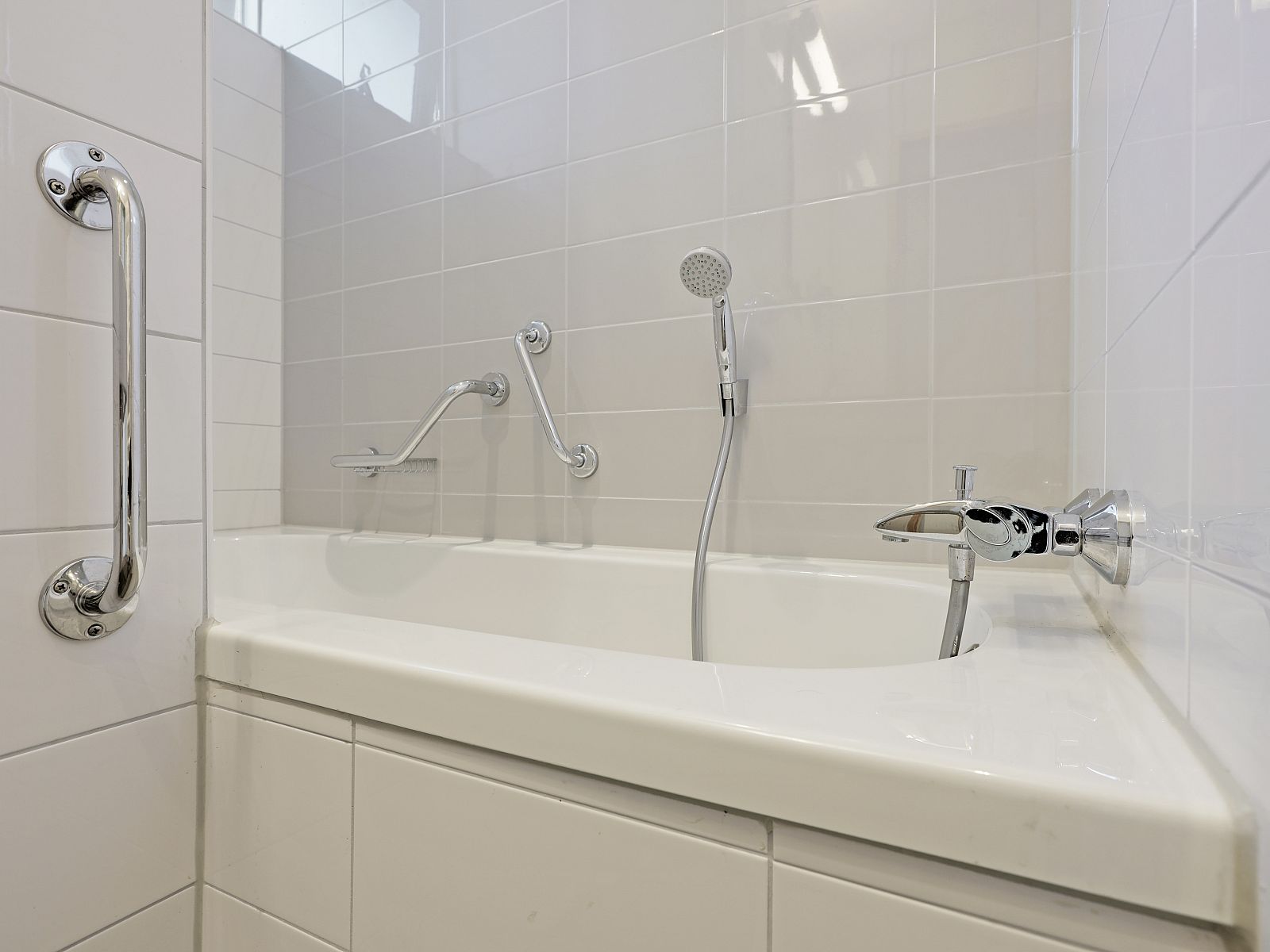 Slaapkamer met wastafel in Rabbit Hill 8-persoons bungalow 8C, Nieuw Milligen, Veluwe, met veel natuurlijk licht.