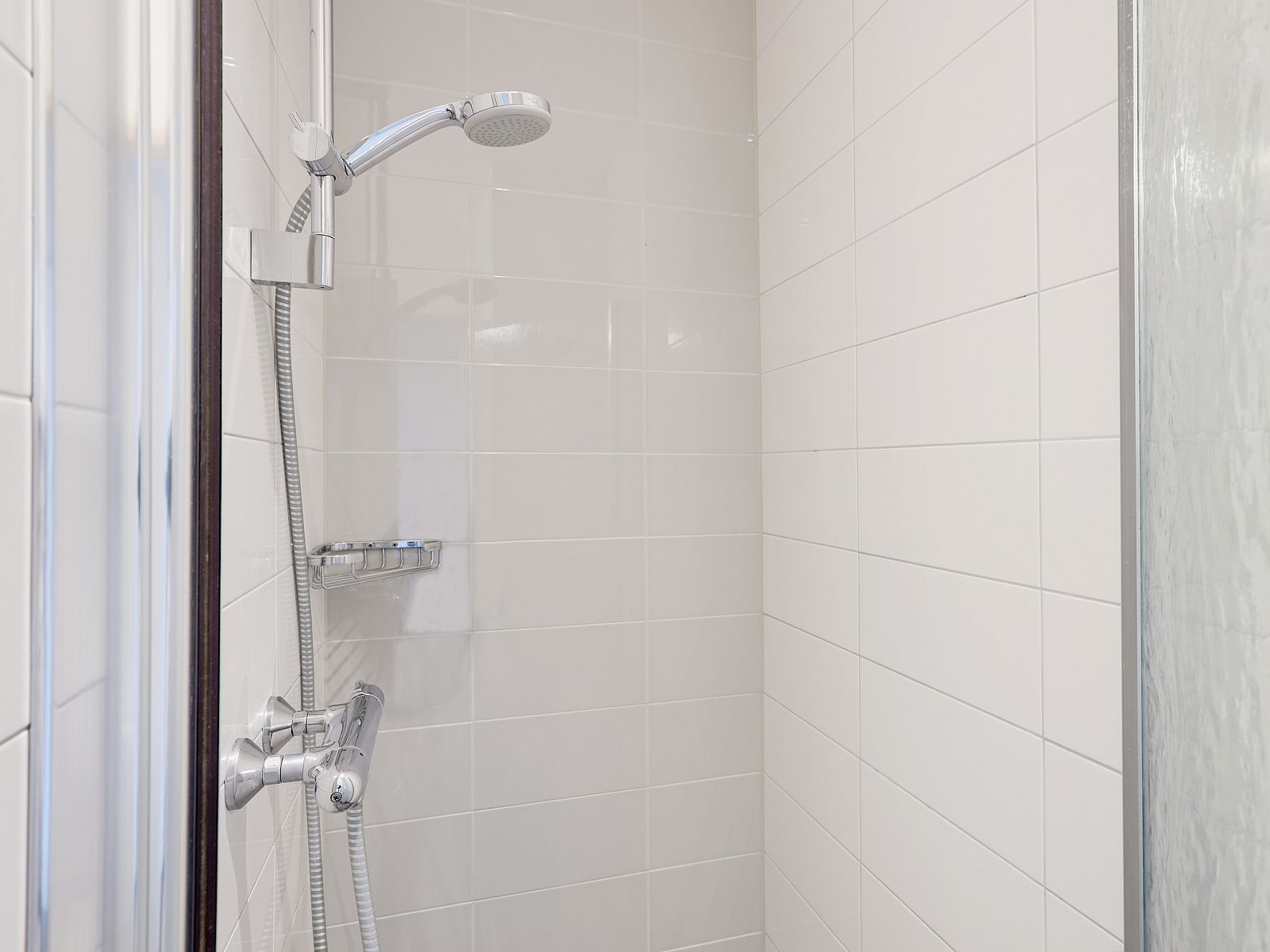 Zolderkamer met twee bedden in Rabbit Hill 8-persoons bungalow 8C, Nieuw Milligen, Veluwe, met blauw interieur.