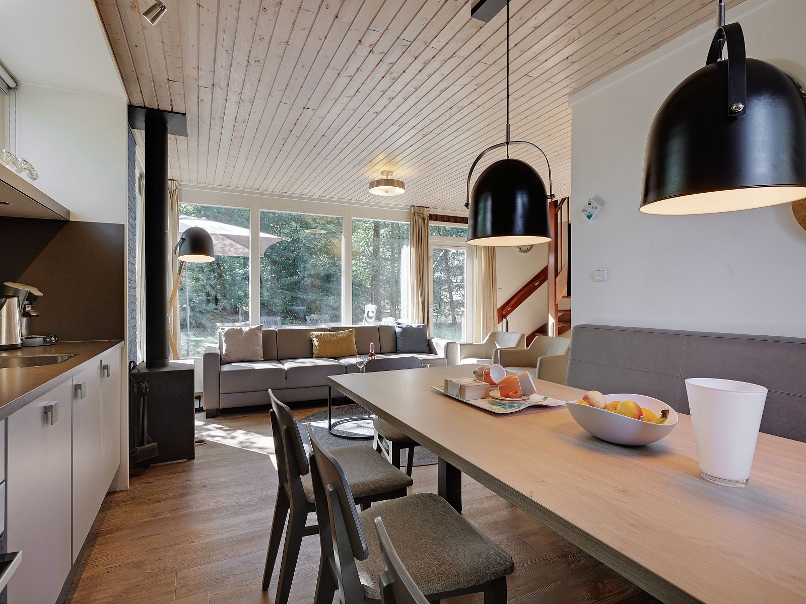 Slaapkamer met eenpersoonsbedden in Rabbit Hill 8-persoons bungalow 8C, Nieuw Milligen, Veluwe, met uitzicht op het bos.