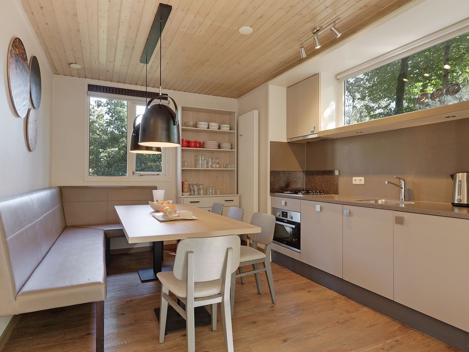 Vooraanzicht van Rabbit Hill 8-persoons bungalow 8C in Nieuw Milligen, Veluwe, met groene omgeving en rustige sfeer.