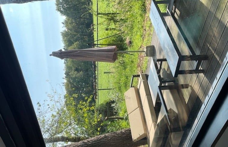Terrasse mit Blick auf gruene Felder im Ferienhaus in Nijkerk, Veluwe.