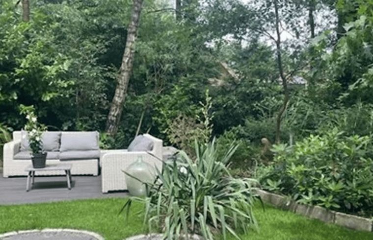 Gruener Garten mit Sitzgelegenheit im Ferienhaus in Nijkerk, Veluwe, Gelderland.