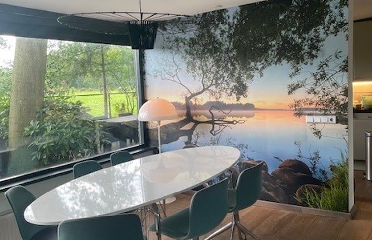 Esszimmer mit schoener Aussicht im Ferienhaus in Nijkerk, Veluwe.