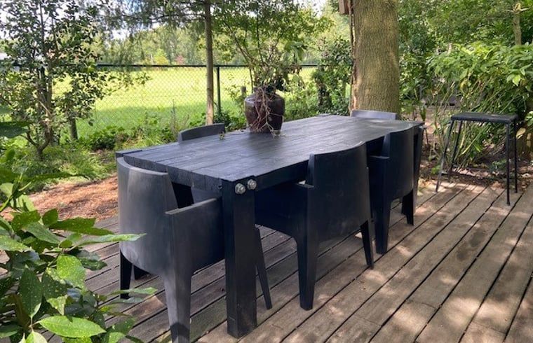 Esstisch im Freien auf der Terrasse des Ferienhauses in Nijkerk, Veluwe.