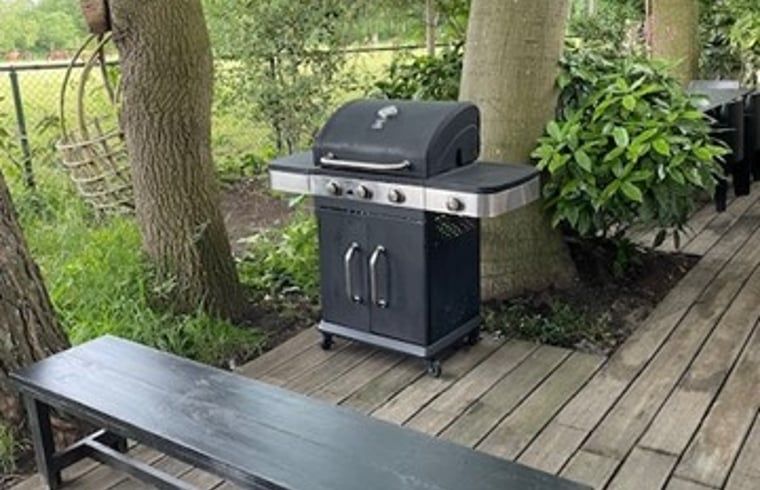 Moderner Grill auf der Terrasse des Ferienhauses in Nijkerk, Gelderland.