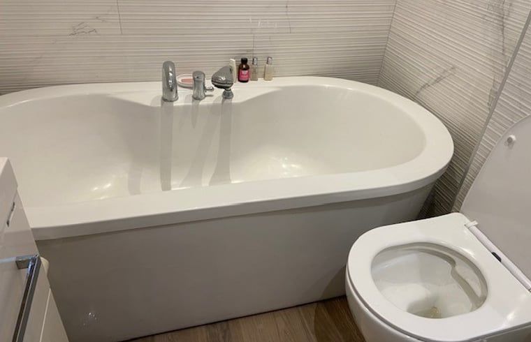 Luxurioeses Badezimmer mit Badewanne im Ferienhaus in Nijkerk, Veluwe.