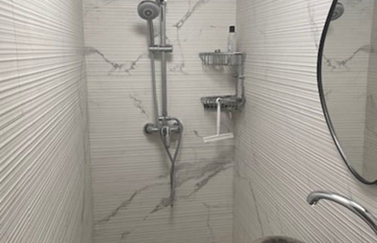 Moderne Dusche im Ferienhaus in Nijkerk, Veluwe, mit Marmorfliesen.