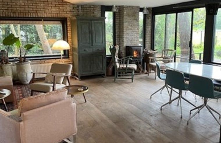 Geraeumiges Wohnzimmer mit viel Licht im Ferienhaus in Nijkerk, Gelderland.