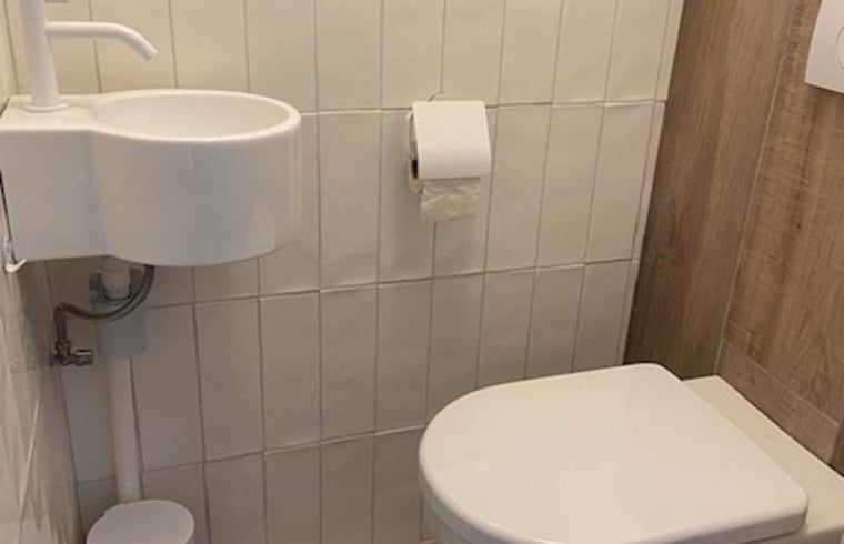 Kompakte Toilette mit moderner Ausstattung in einem Ferienhaus in Nijkerk, Gelderland.