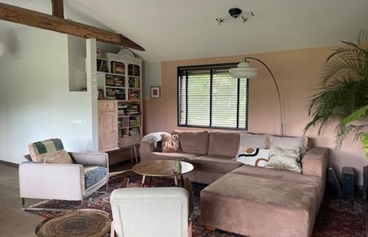 Gemuetliche Sitzecke im Ferienhaus in Nijkerk, Veluwe, mit Buecherregal.