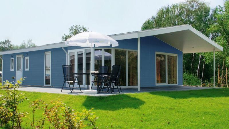 Veranda 6 Ferienhaus in Nijkerk, Veluwe mit sonniger Terrasse und gruenem Garten in Gelderland.