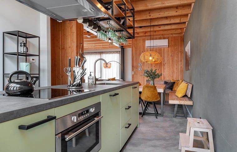 Stijlvolle keuken en eetkamer in Huisje in Veessen, Veluwe, ideaal voor een ontspannen vakantie in Gelderland.