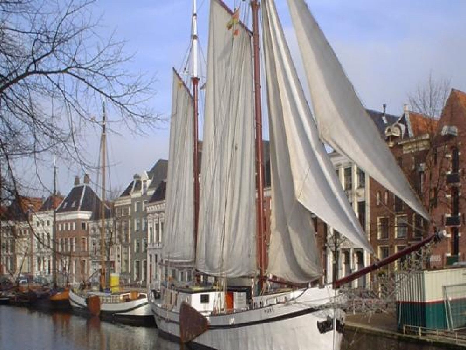 GR008 vakantiehuis in Groningen met uitzicht op historische schepen en grachten.