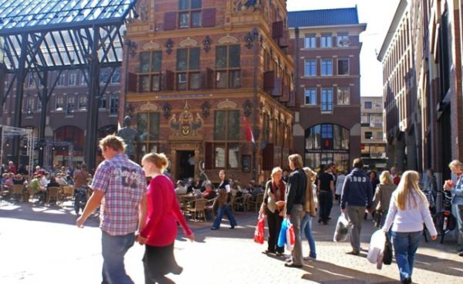 GR008 vakantiehuis in Groningen met kleurrijke zonsondergang boven de haven.