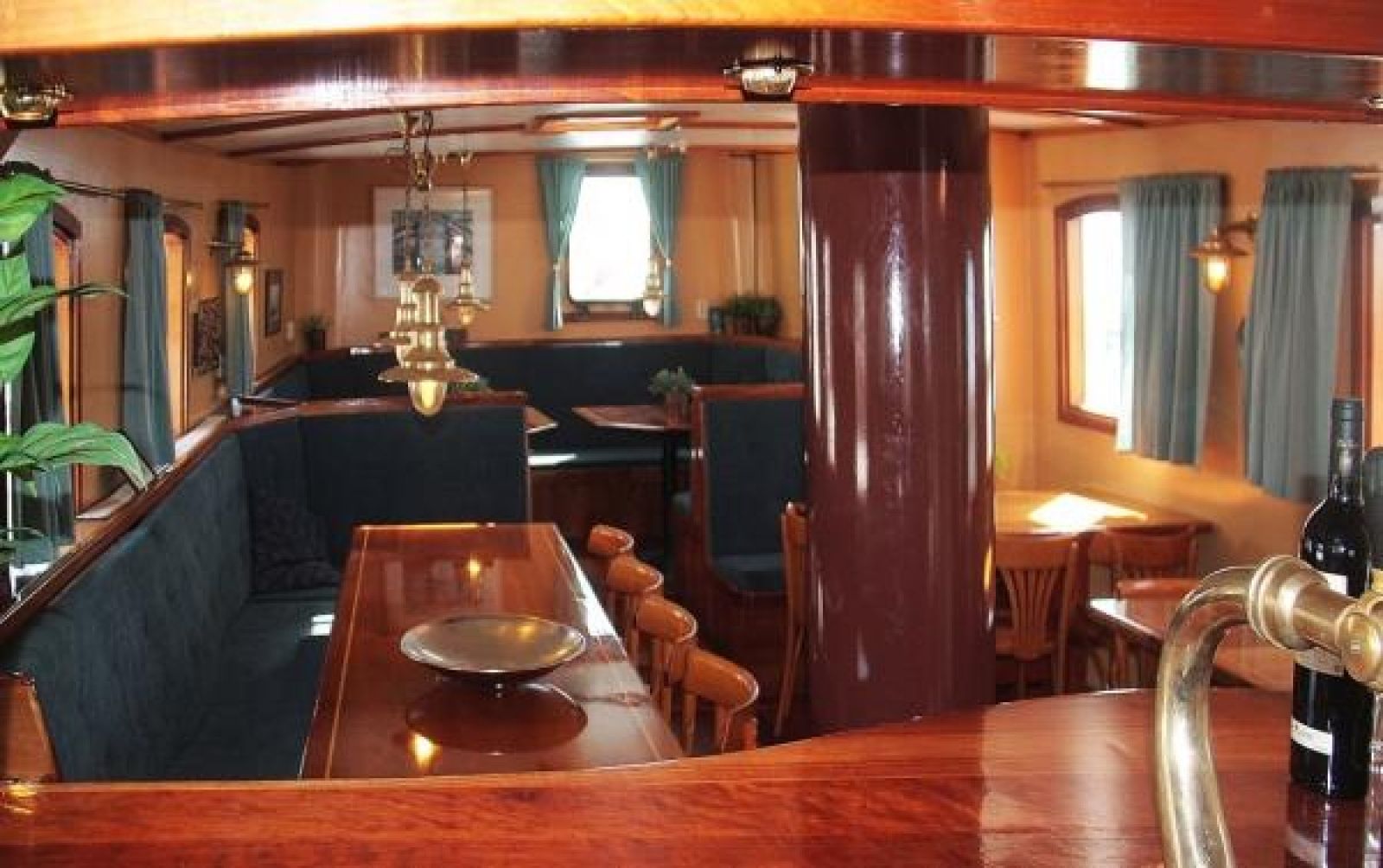 Eetruimte in GR008 vakantiehuis in Groningen met comfortabele zitplaatsen en keuken.