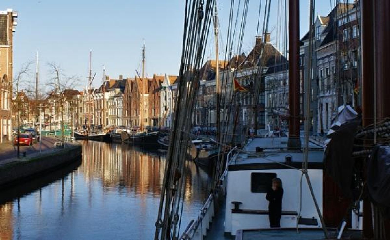 Winterse sfeer bij GR008 vakantiehuis in Groningen met besneeuwde grachten.