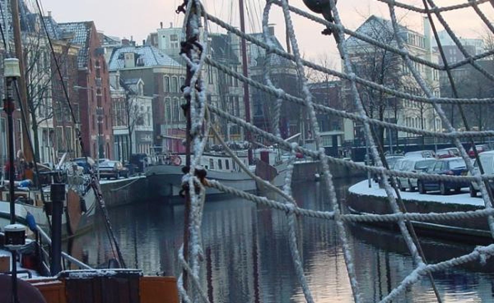 Levendige omgeving van GR008 vakantiehuis in Groningen met gezellige winkelstraten.