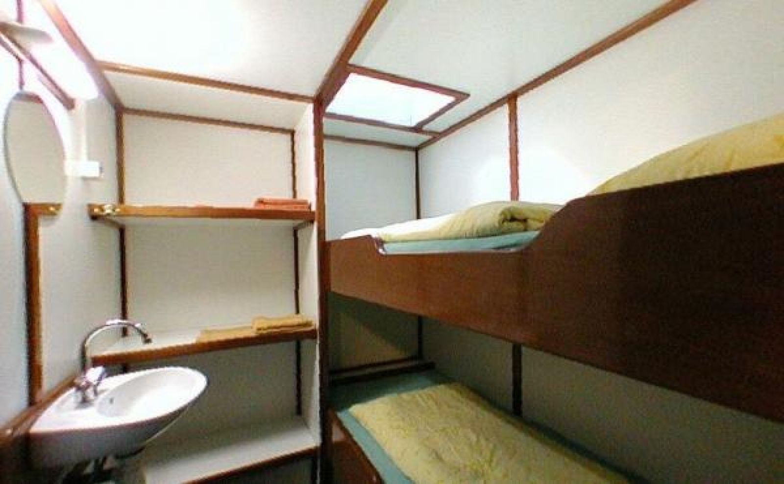 GR008 vakantiehuis in Groningen met lange gang en houten vloeren.