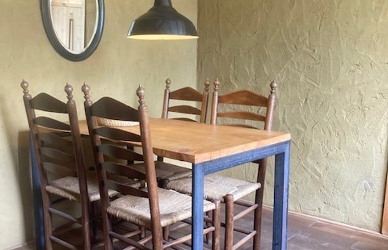 Eetkamer in Vakantiehuis in Overschild, perfect voor familiediners in Groningen.