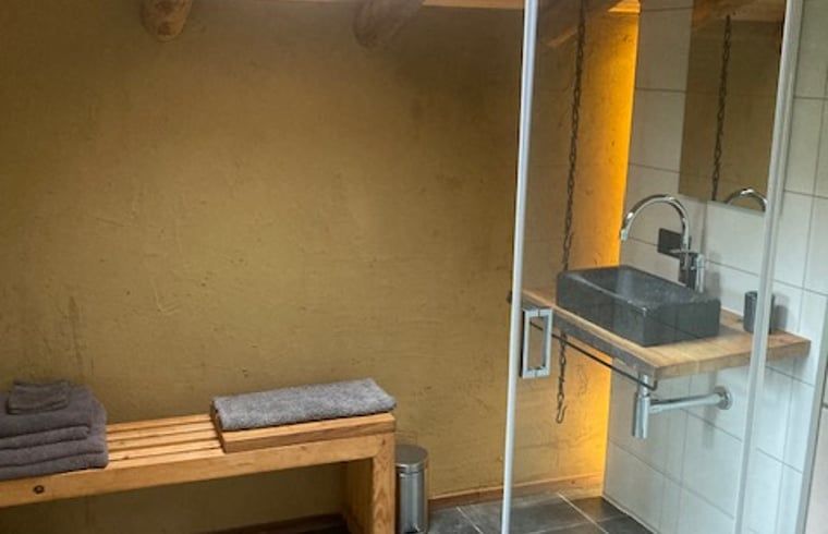 Moderne badkamer in Vakantiehuis in Overschild, Groningen.