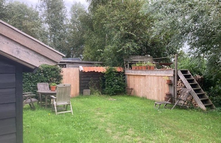 Privetuin met zitgedeelte bij Vakantiehuis in Overschild, Noordoost Groningen.