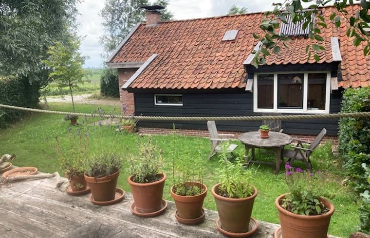 Buitenveranda van Vakantiehuis in Overschild met uitzicht op de tuin, Groningen.