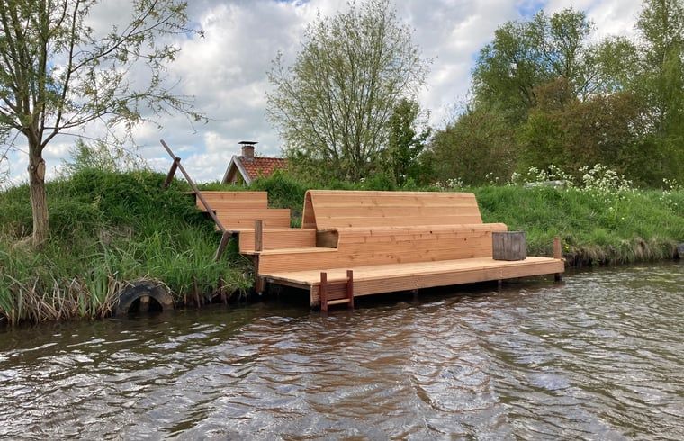 Houten steiger aan het water bij Vakantiehuis in Overschild, Groningen.
