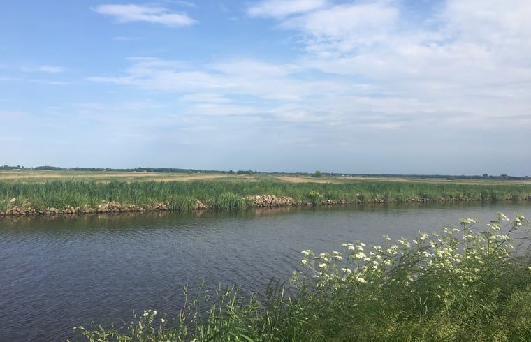 Uitzicht op het waterlandschap in de omgeving van Vakantiehuis in Overschild, Groningen.
