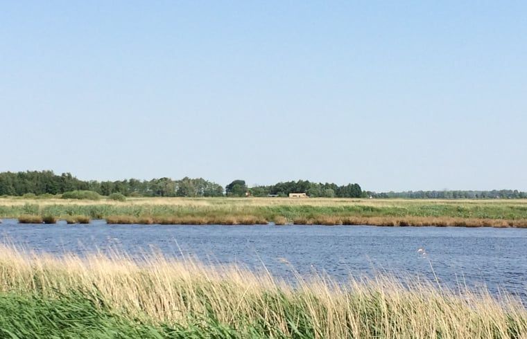 Rustieke omgeving met waterzicht bij Vakantiehuis in Overschild, Groningen.