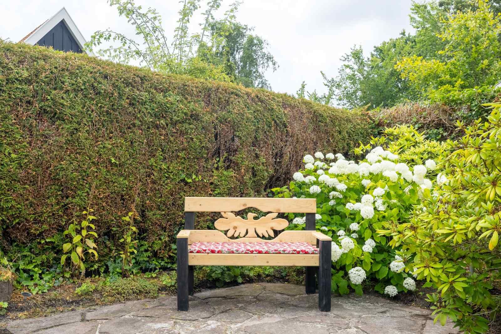 Gezellige woonkamer van GR032 vakantiehuis in Lauwersoog, Groningen met uitzicht op de tuin.