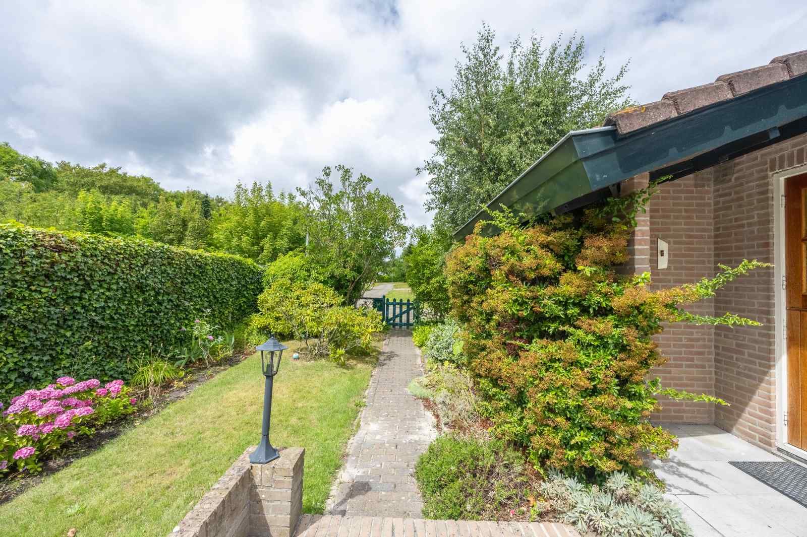 Luchtfoto van GR032 vakantiehuis in groene omgeving van Lauwersoog, Noordwest Groningen.