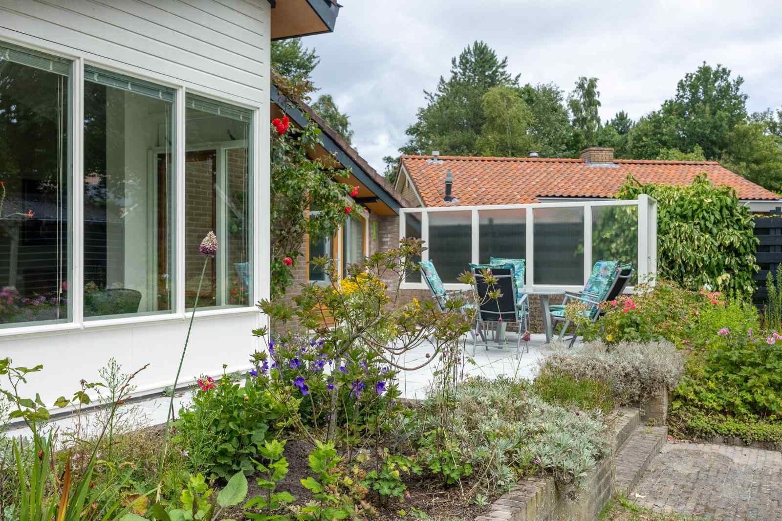 Slaapkamer van GR032 vakantiehuis in Lauwersoog met comfortabel tweepersoonsbed.