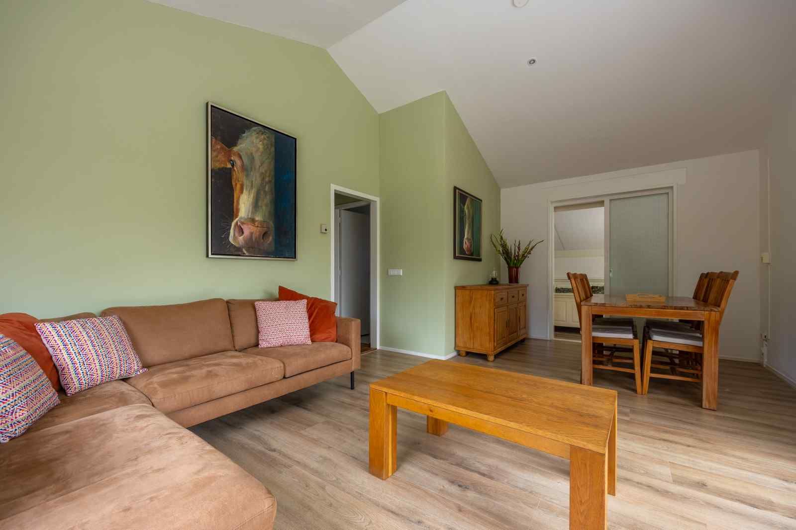 Keuken met marmeren aanrechtblad in GR032 vakantiehuis, Lauwersoog, Groningen.