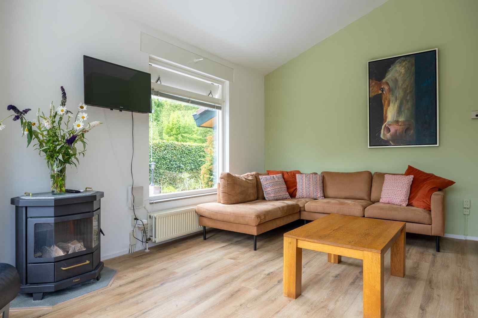 Tuin met vijver en bloemen bij GR032 vakantiehuis in Lauwersoog, Noordwest Groningen.