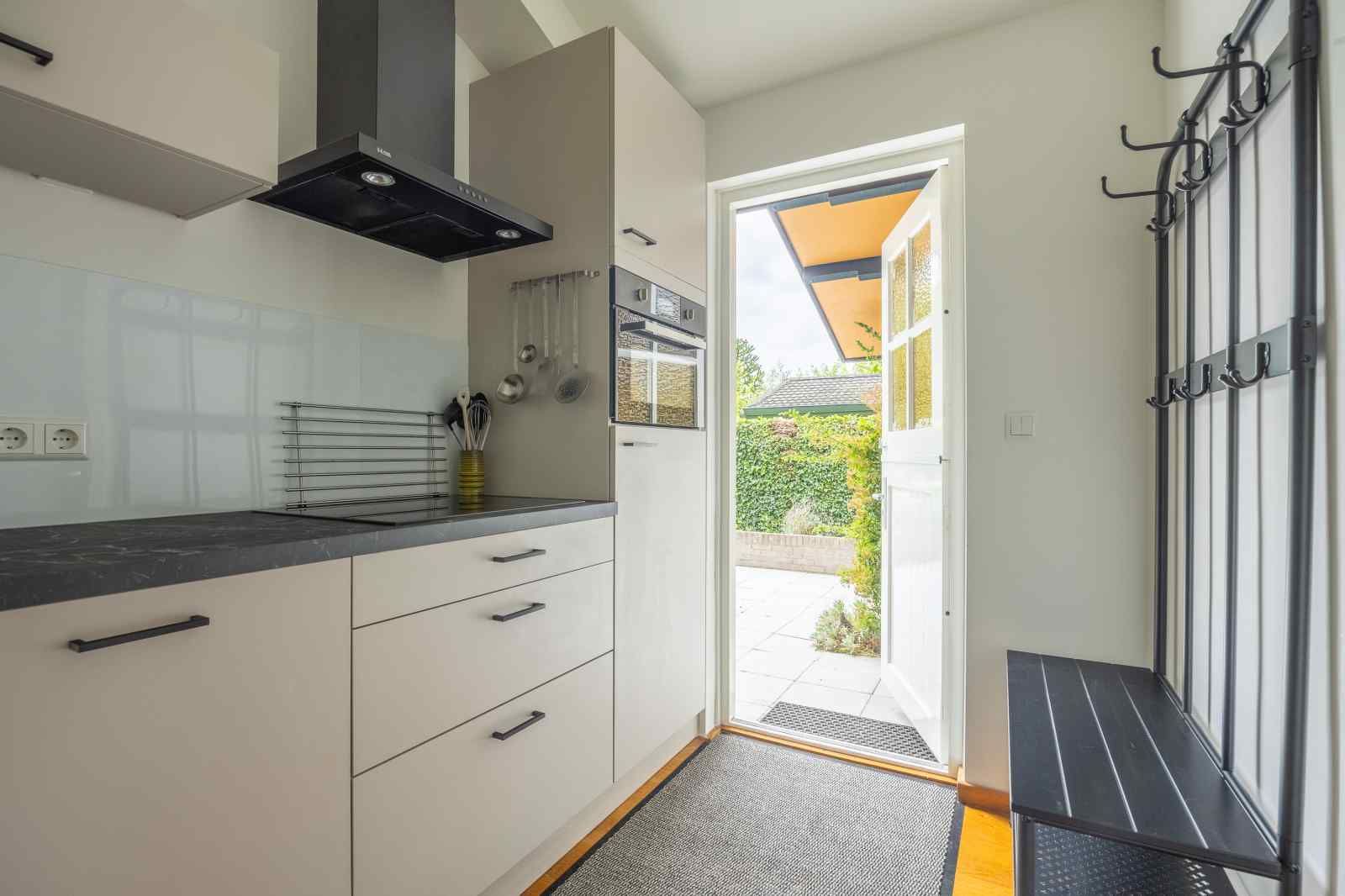 Luchtfoto van GR032 vakantiewoning dichtbij de kust in Lauwersoog, Noordwest Groningen.