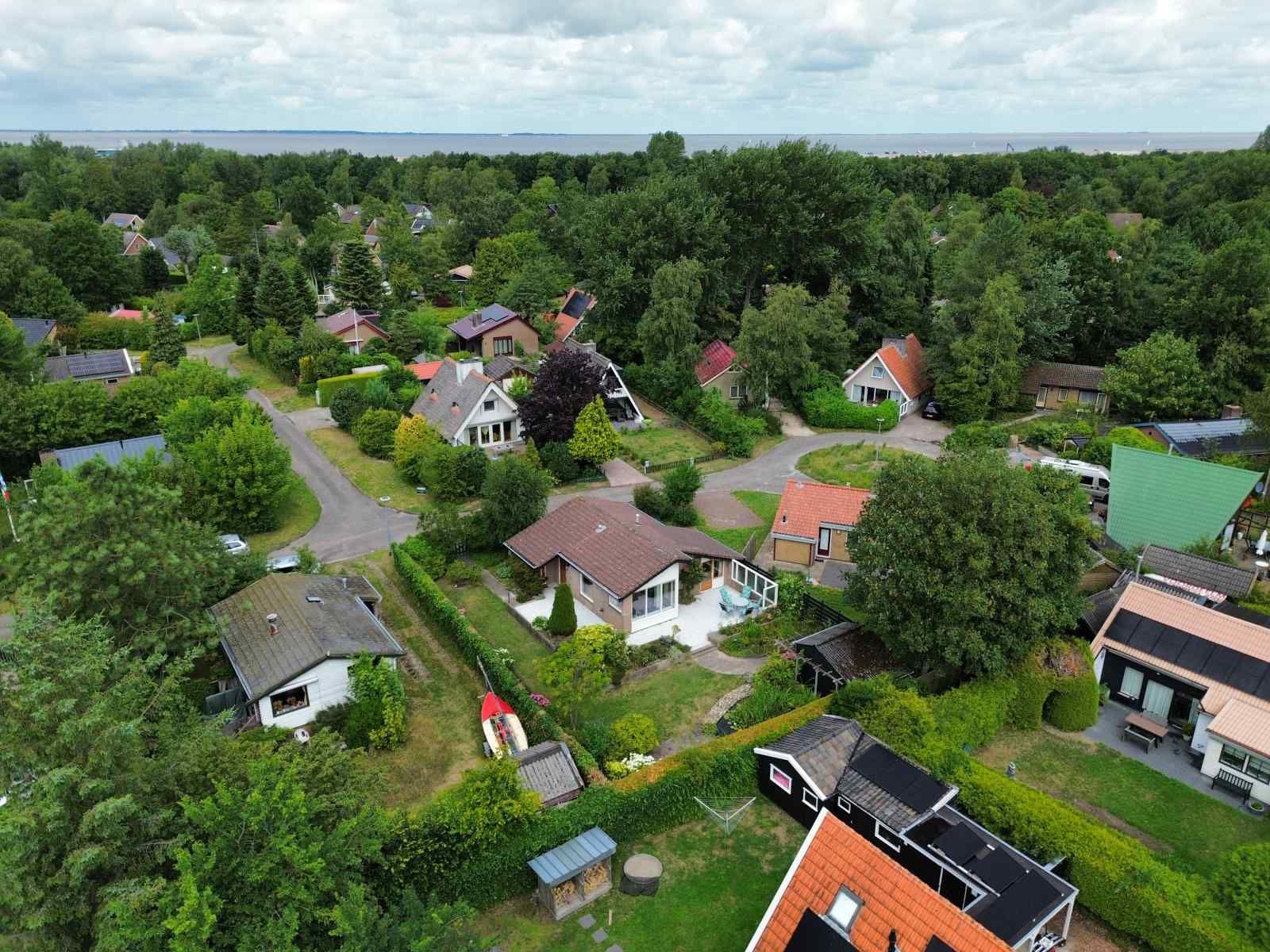 Comfortabele zithoek in GR032 vakantiehuis, Lauwersoog, met houtkachel en tv.
