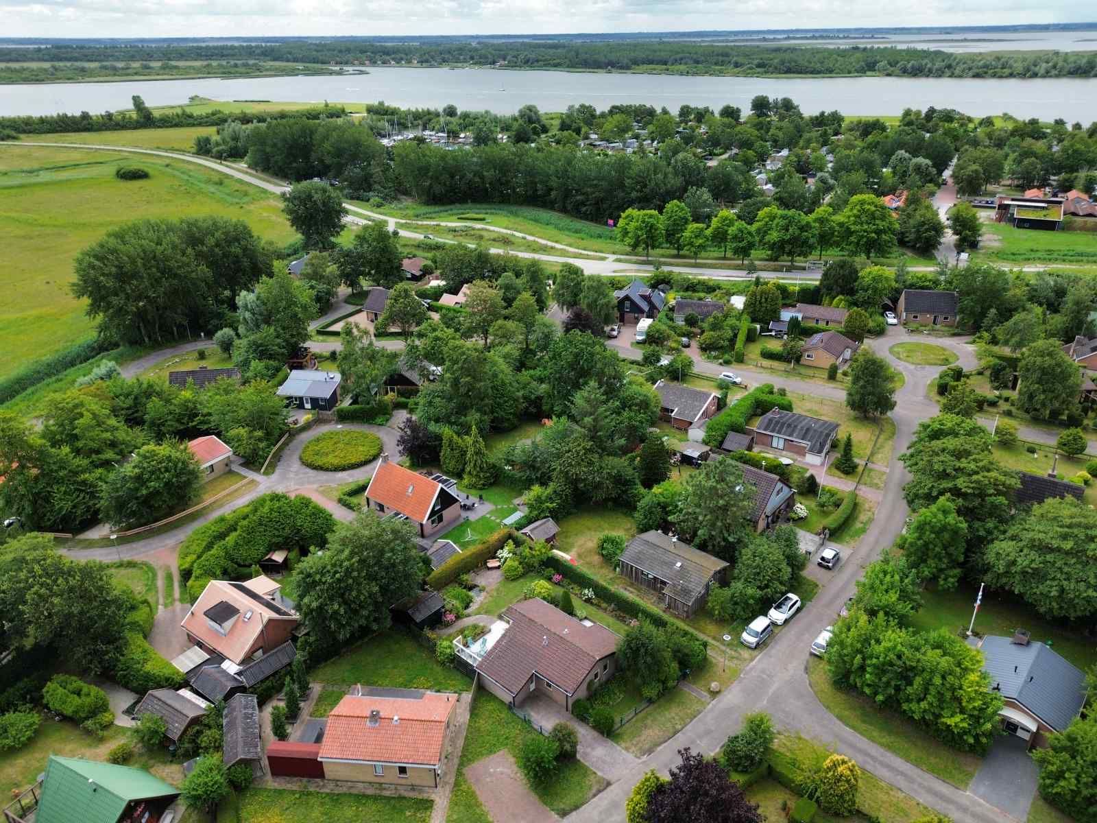 Knusse slaapkamer met stapelbed in GR032 vakantiehuis, Lauwersoog, Groningen.