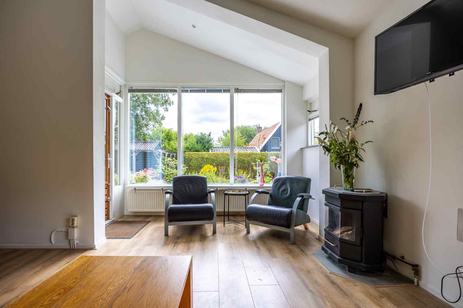 Keuken met toegang tot terras in GR032 vakantiehuis, Lauwersoog, Noordwest Groningen.