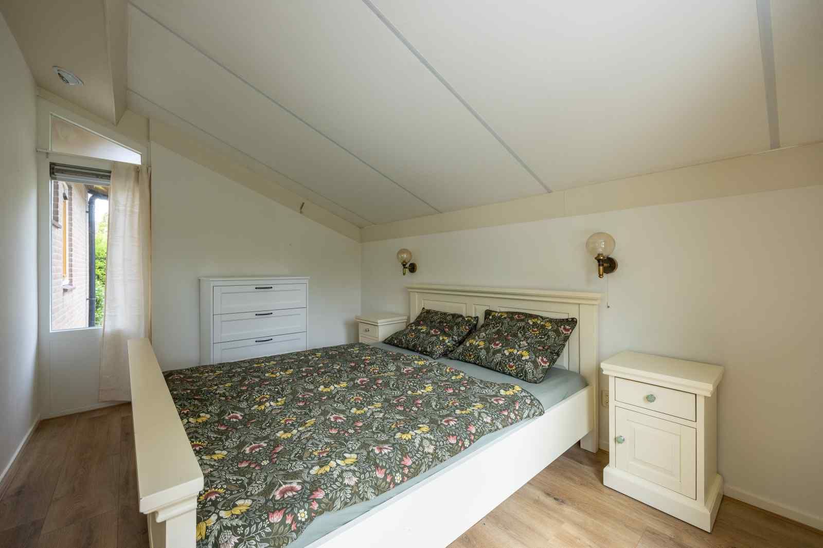 Ruime achtertuin van GR032 vakantiehuis in Lauwersoog, omgeven door groen.