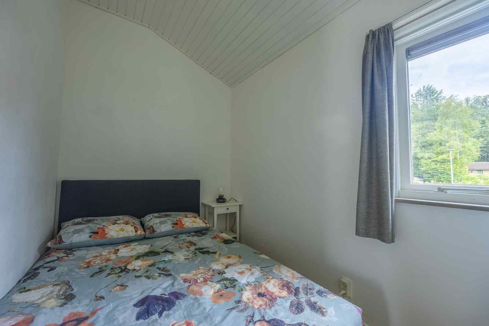 Bloemrijke tuin bij GR032 vakantiehuis in Lauwersoog, ideaal voor ontspanning.