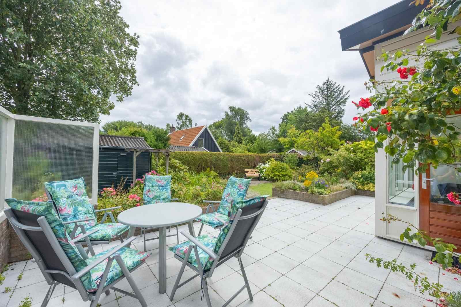 Bovenaanzicht van GR032 vakantiehuis in groene wijk van Lauwersoog, Noordwest Groningen.