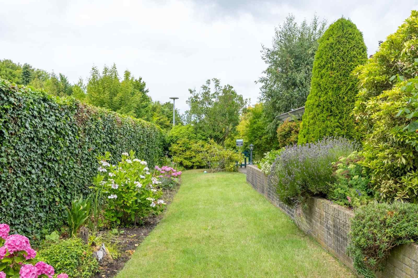 Lichte woonkamer met uitzicht op tuin in GR032 vakantiehuis, Lauwersoog, Groningen.