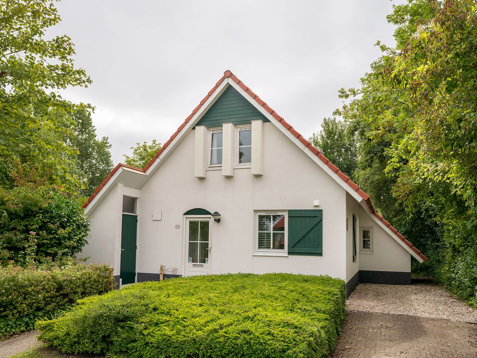 Stylish living room with fireplace in Natuurdorp Suyderoogh 4-bed bungalow, Lauwersoog.