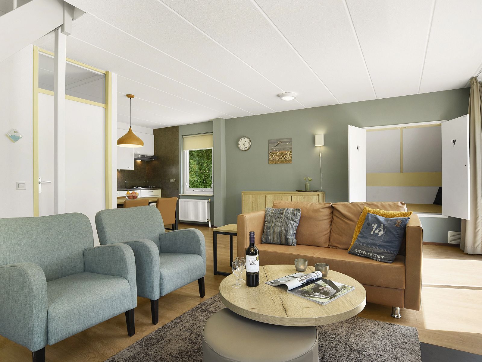 Modern kitchen with dining area in Natuurdorp Suyderoogh bungalow, Lauwersoog, Groningen.