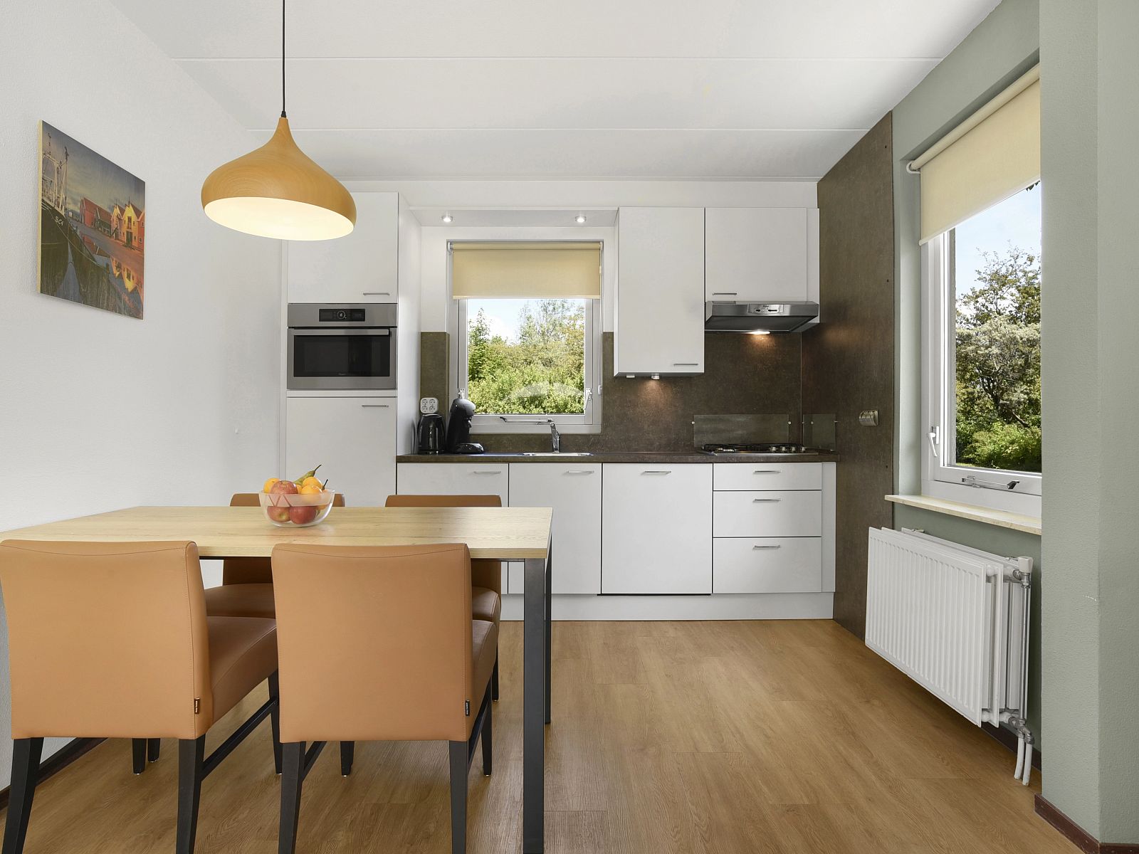 Kitchen with modern amenities in Natuurdorp Suyderoogh bungalow, Lauwersoog, Groningen.