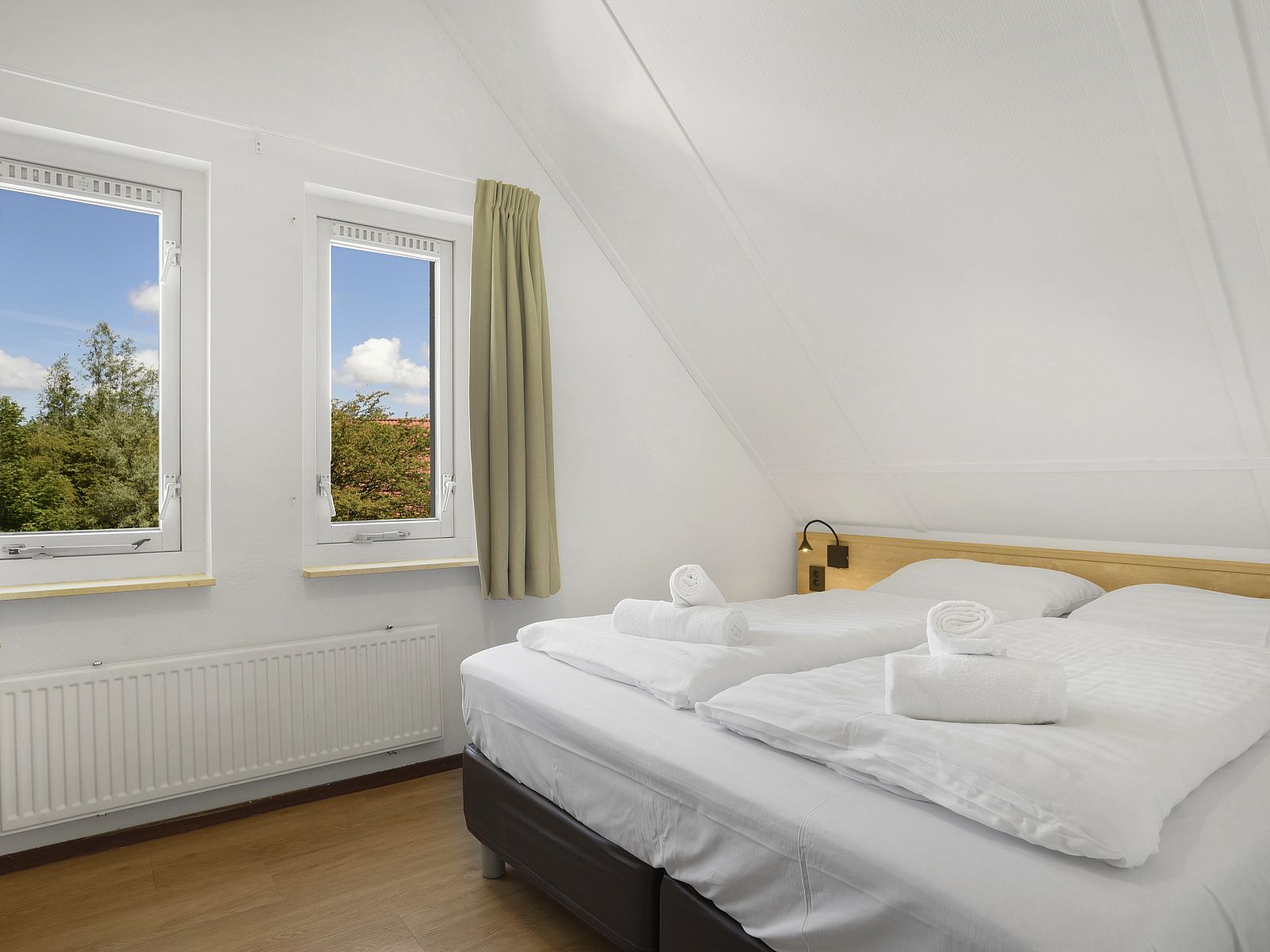 Bedroom with sauna in Natuurdorp Suyderoogh bungalow, ideal for relaxation in Lauwersoog.