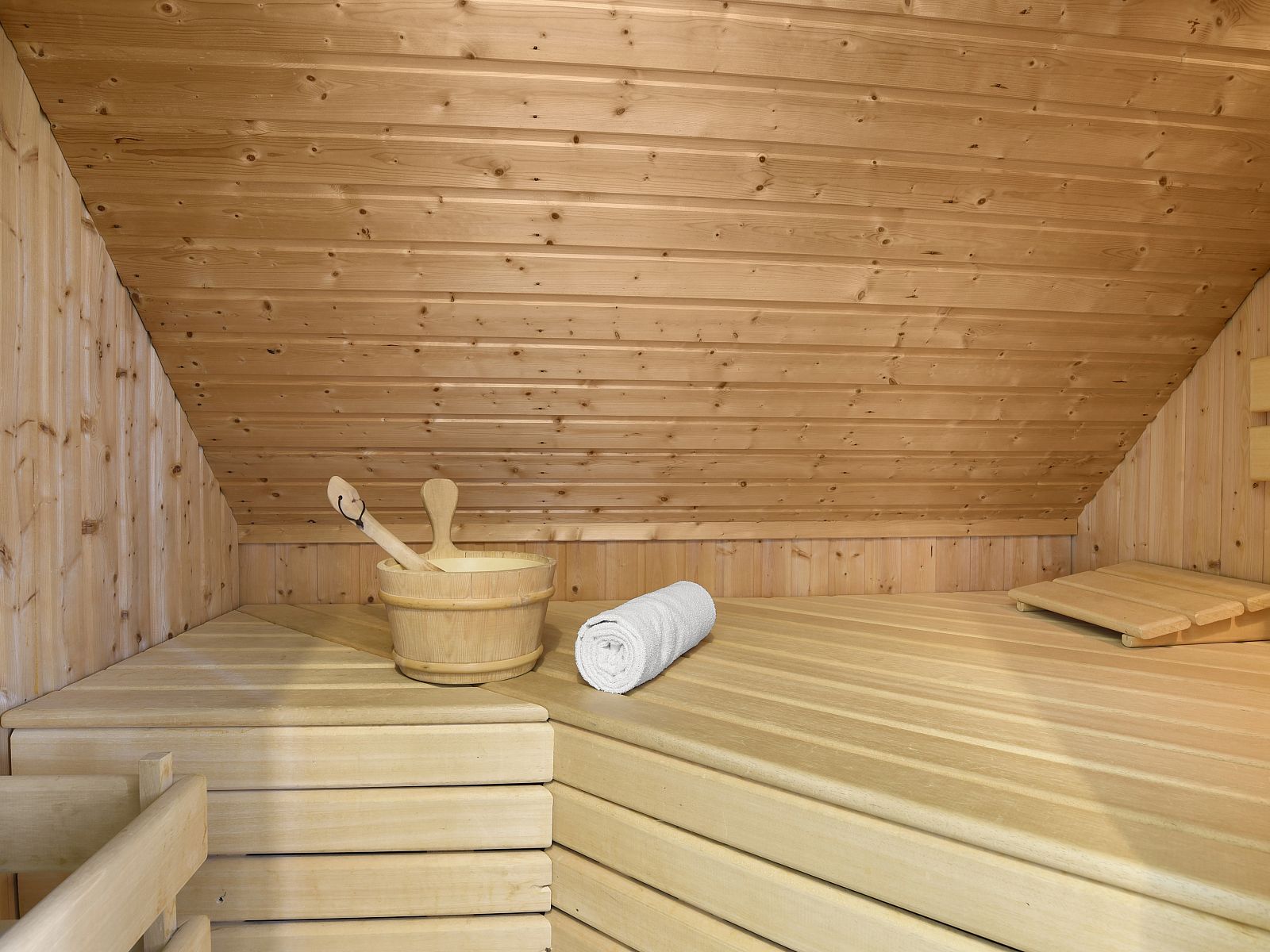 Modern bathroom in Natuurdorp Suyderoogh bungalow, Lauwersoog, with spacious sink and shower.
