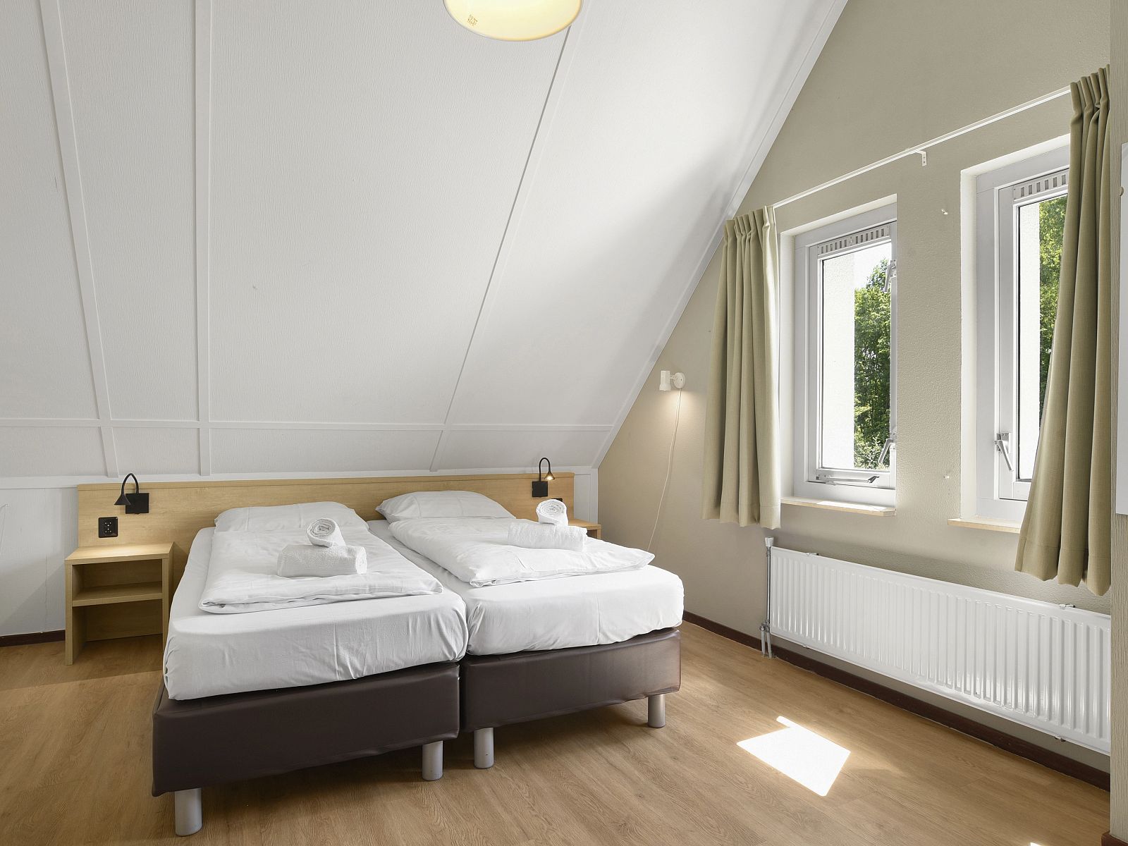 Second bedroom with lots of light in Natuurdorp Suyderoogh 4-bed bungalow, Lauwersoog.